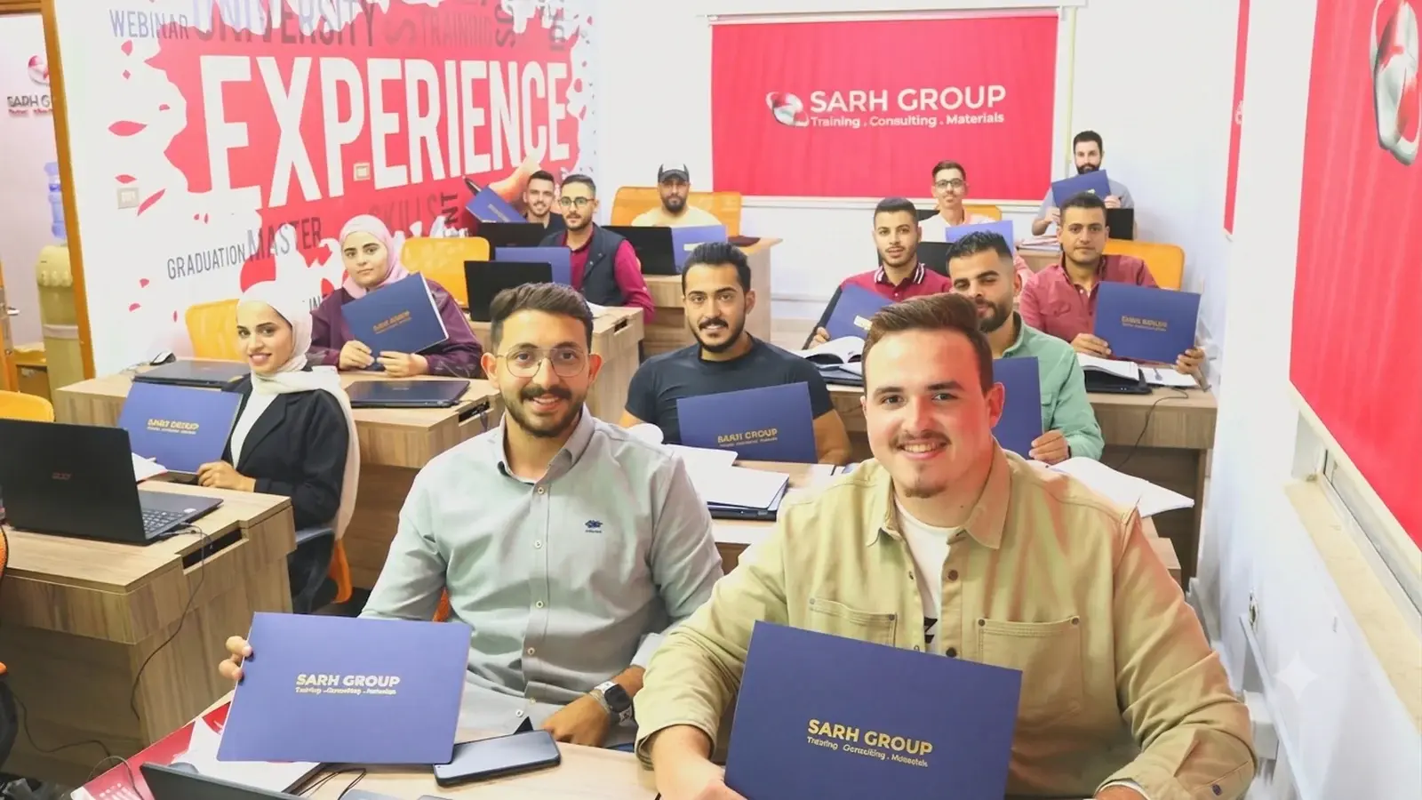 متدربون في دورة تأهيل المحاسبين لسوق العمل في صرح العالمية