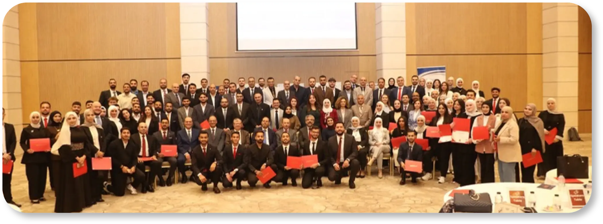 مجموعة من خريجي ومتدربي برامج صرح المهنية